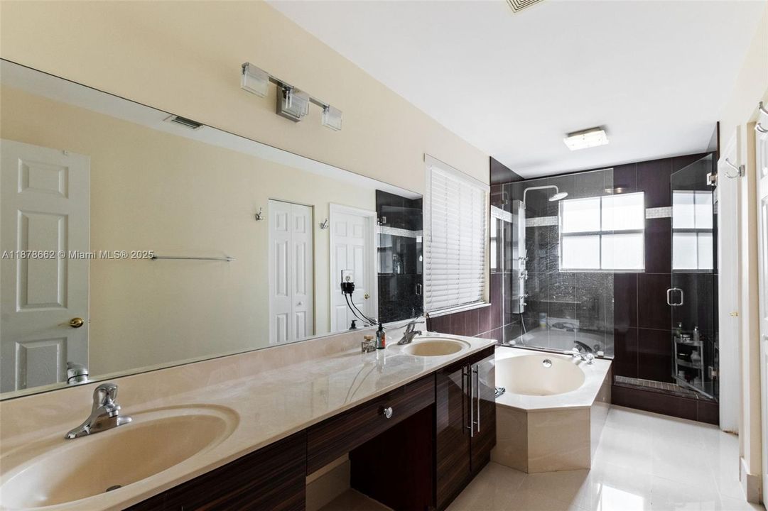 Под контрактом: $4,150 (3 спален, 2 ванн, 2180 Квадратных фут)