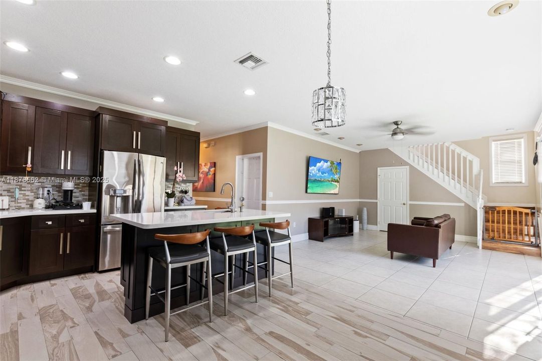 Под контрактом: $4,150 (3 спален, 2 ванн, 2180 Квадратных фут)