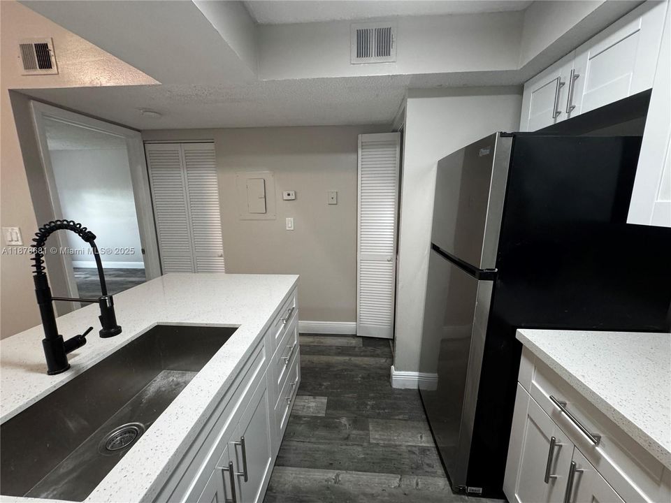 合同活跃: $1,700 (1 贝兹, 1 浴室, 690 平方英尺)