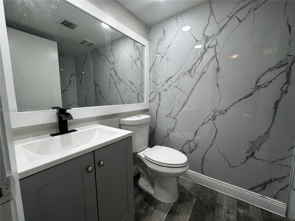 合同活跃: $1,700 (1 贝兹, 1 浴室, 690 平方英尺)