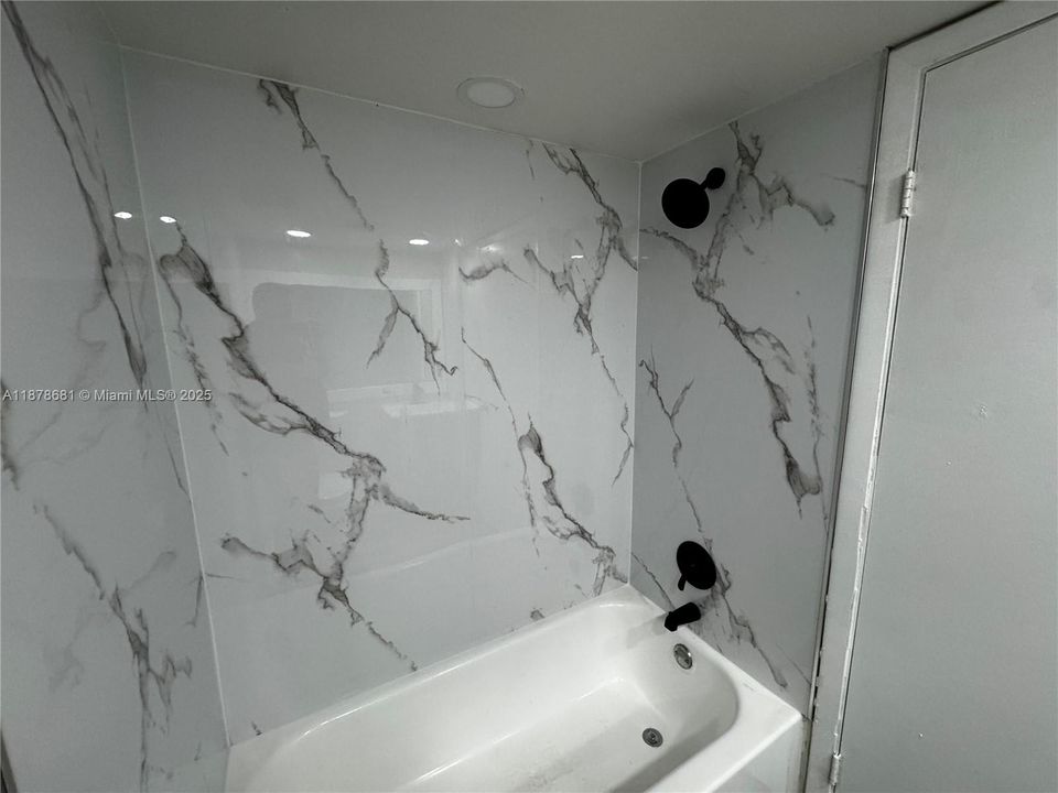 合同活跃: $1,700 (1 贝兹, 1 浴室, 690 平方英尺)