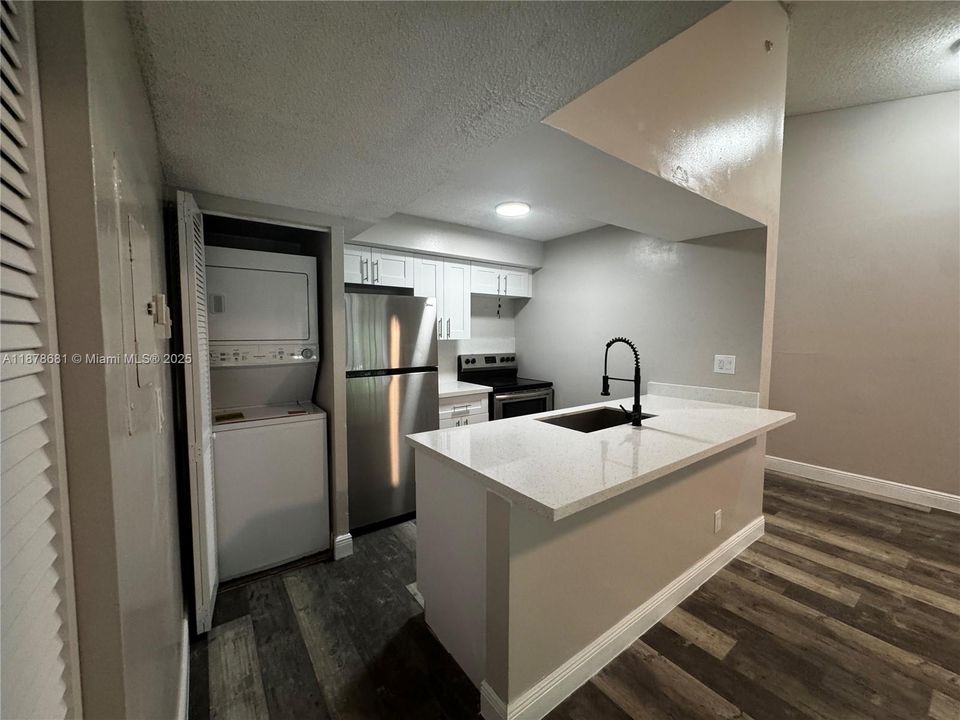 合同活跃: $1,700 (1 贝兹, 1 浴室, 690 平方英尺)