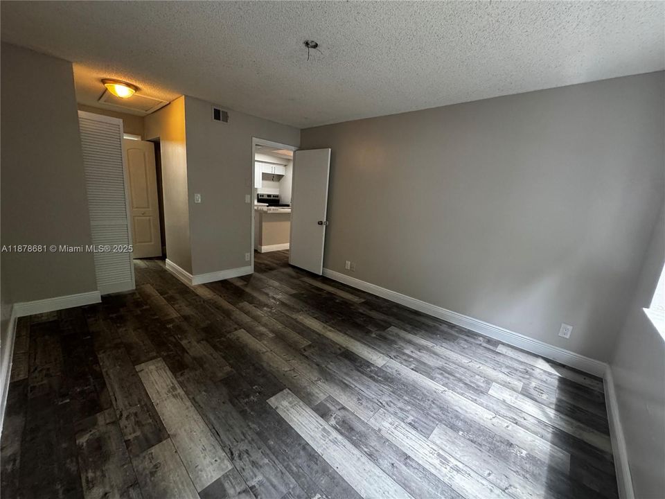 合同活跃: $1,700 (1 贝兹, 1 浴室, 690 平方英尺)