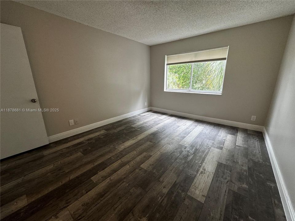 合同活跃: $1,700 (1 贝兹, 1 浴室, 690 平方英尺)