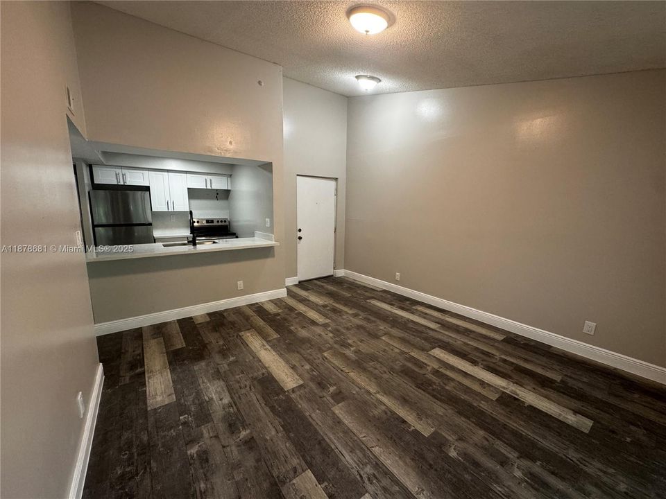 合同活跃: $1,700 (1 贝兹, 1 浴室, 690 平方英尺)