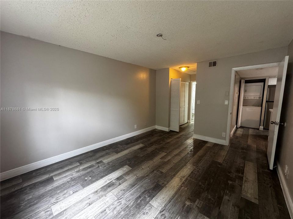 合同活跃: $1,700 (1 贝兹, 1 浴室, 690 平方英尺)