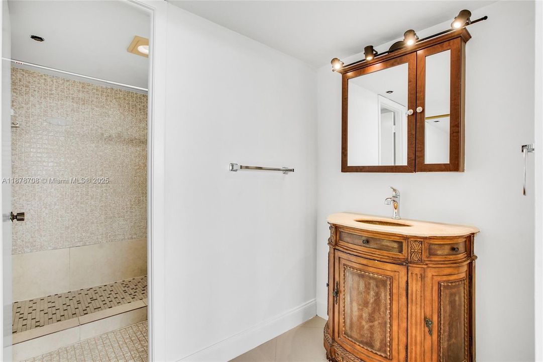 Activo con contrato: $165,000 (2 camas, 2 baños, 1170 Pies cuadrados)