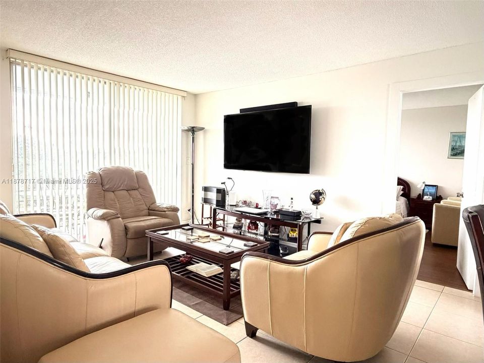 Active With Contract: $179,900 (2 beds, 2 baths, 952 Square Feet)