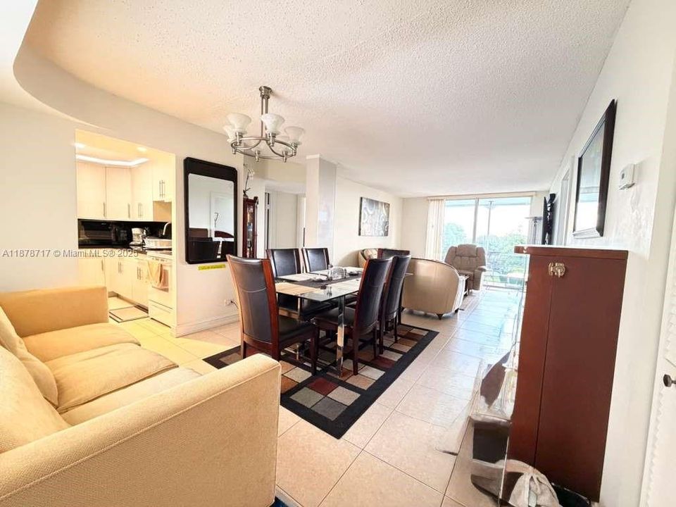 Active With Contract: $179,900 (2 beds, 2 baths, 952 Square Feet)