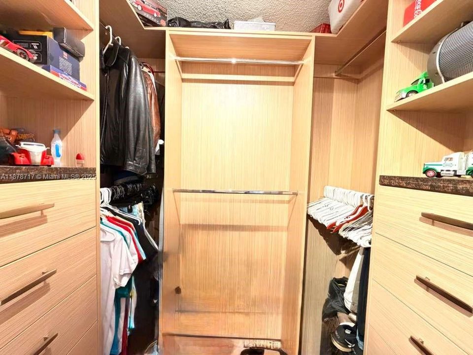 Active With Contract: $179,900 (2 beds, 2 baths, 952 Square Feet)