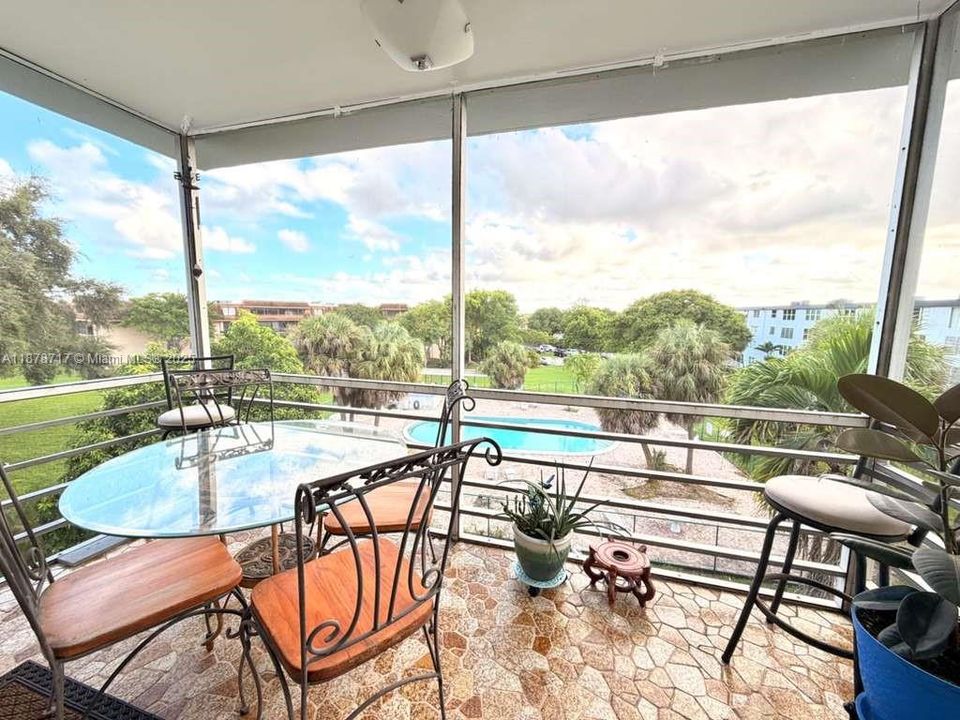 Active With Contract: $179,900 (2 beds, 2 baths, 952 Square Feet)