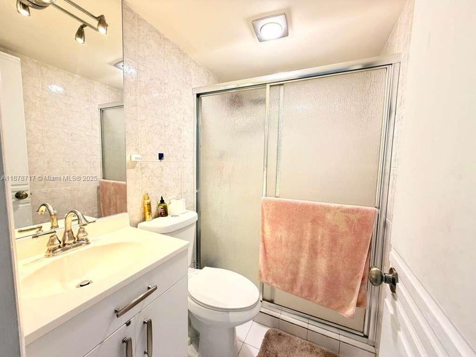 Active With Contract: $179,900 (2 beds, 2 baths, 952 Square Feet)