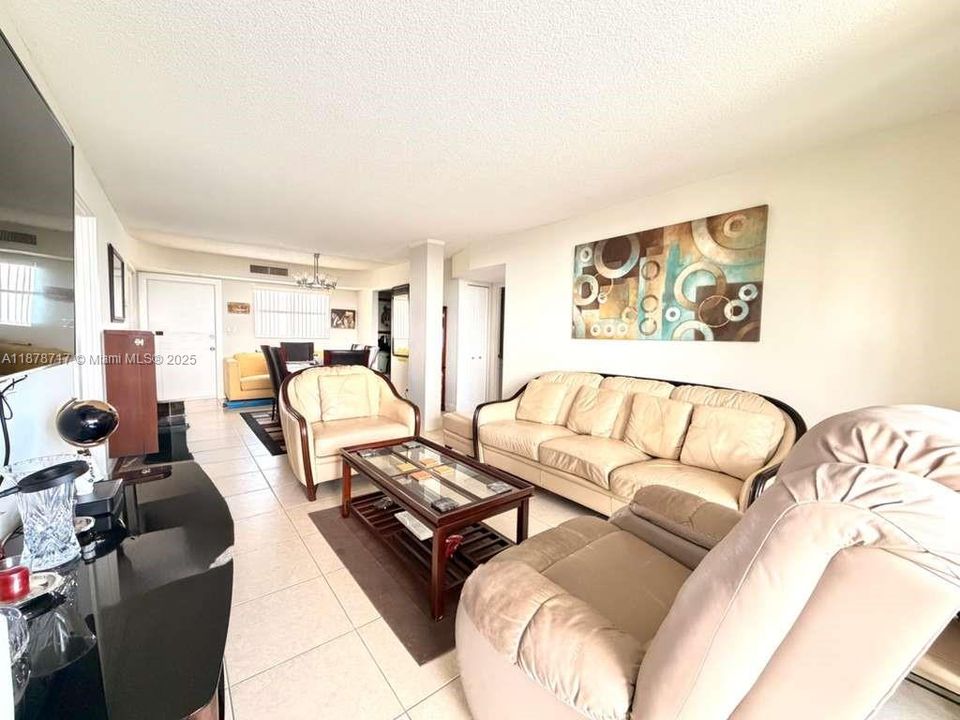 Active With Contract: $179,900 (2 beds, 2 baths, 952 Square Feet)