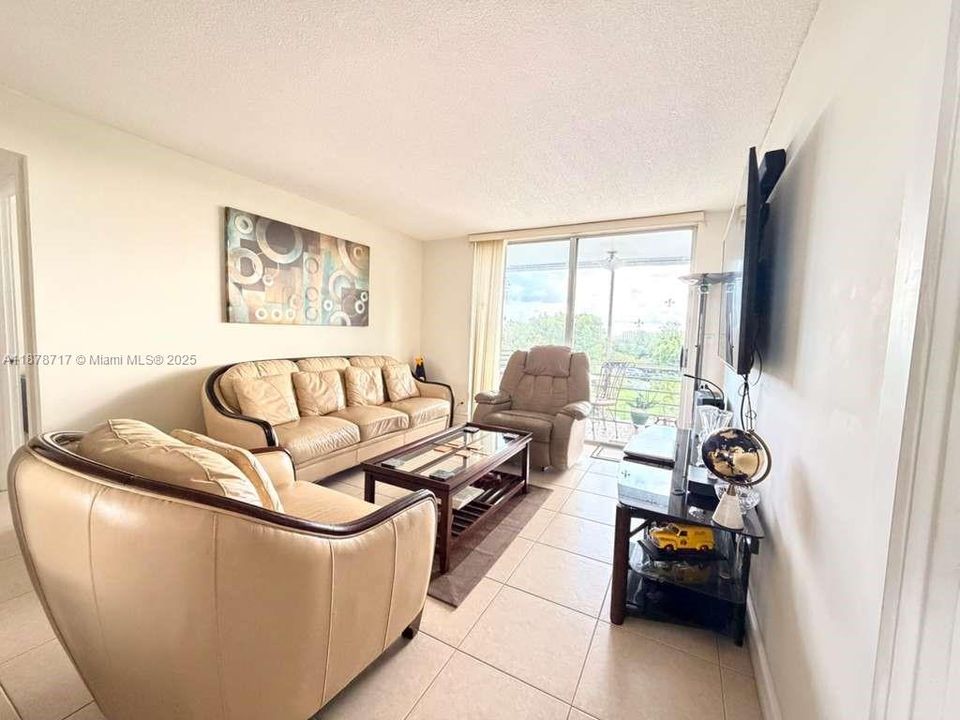 Active With Contract: $179,900 (2 beds, 2 baths, 952 Square Feet)