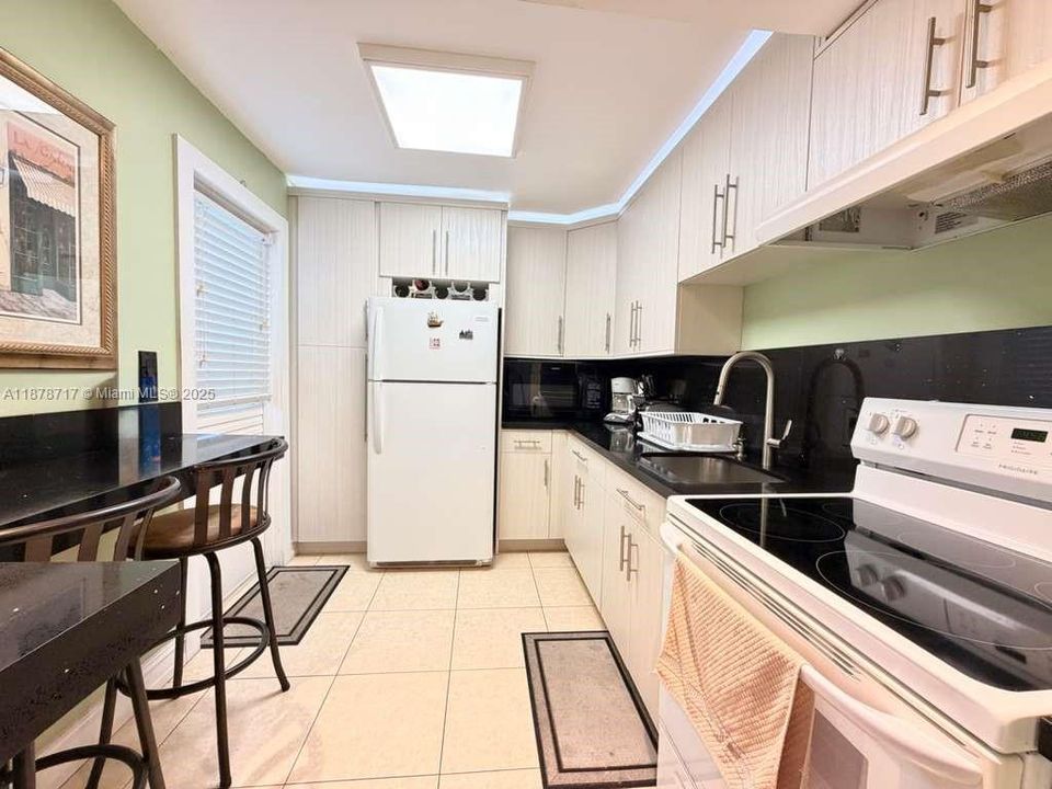 Active With Contract: $179,900 (2 beds, 2 baths, 952 Square Feet)