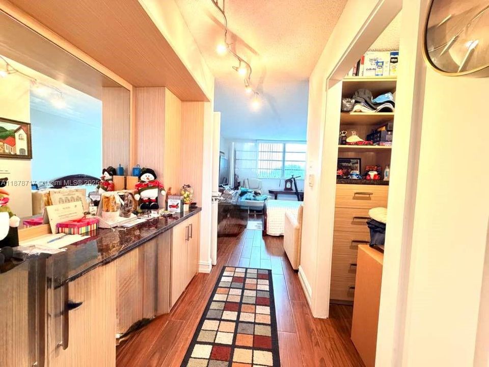 Active With Contract: $179,900 (2 beds, 2 baths, 952 Square Feet)