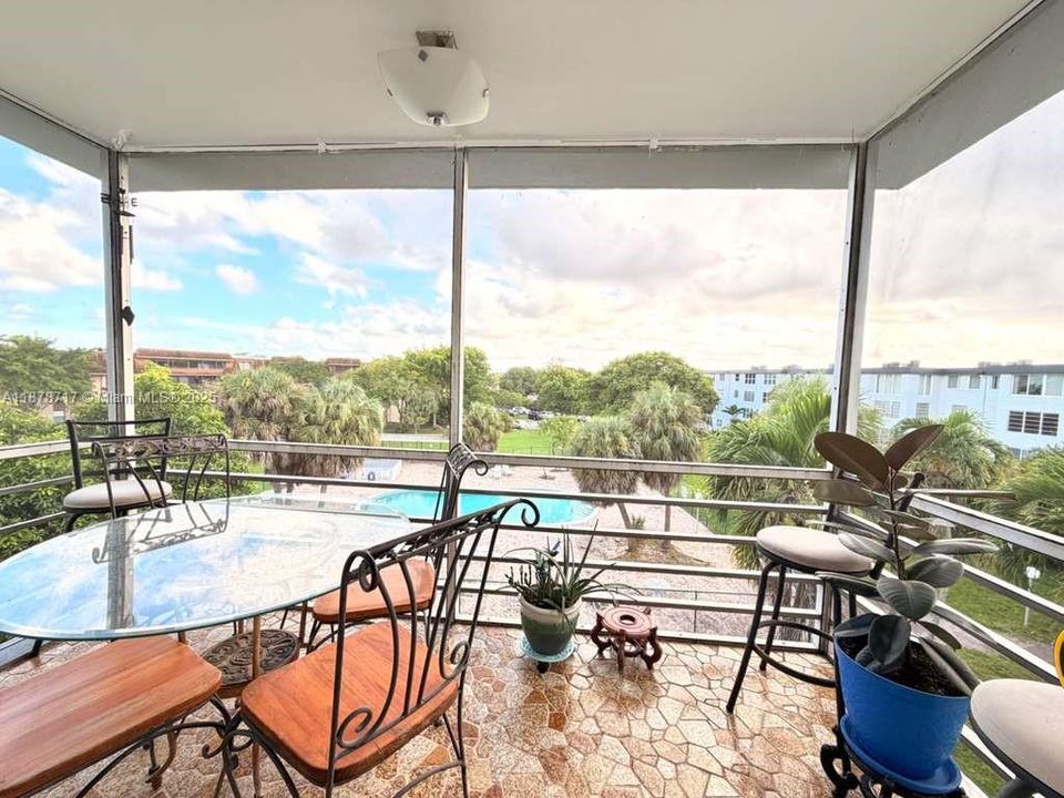 Active With Contract: $179,900 (2 beds, 2 baths, 952 Square Feet)