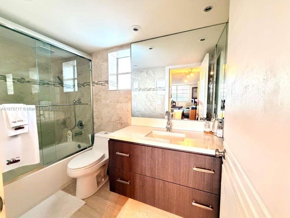 Active With Contract: $179,900 (2 beds, 2 baths, 952 Square Feet)