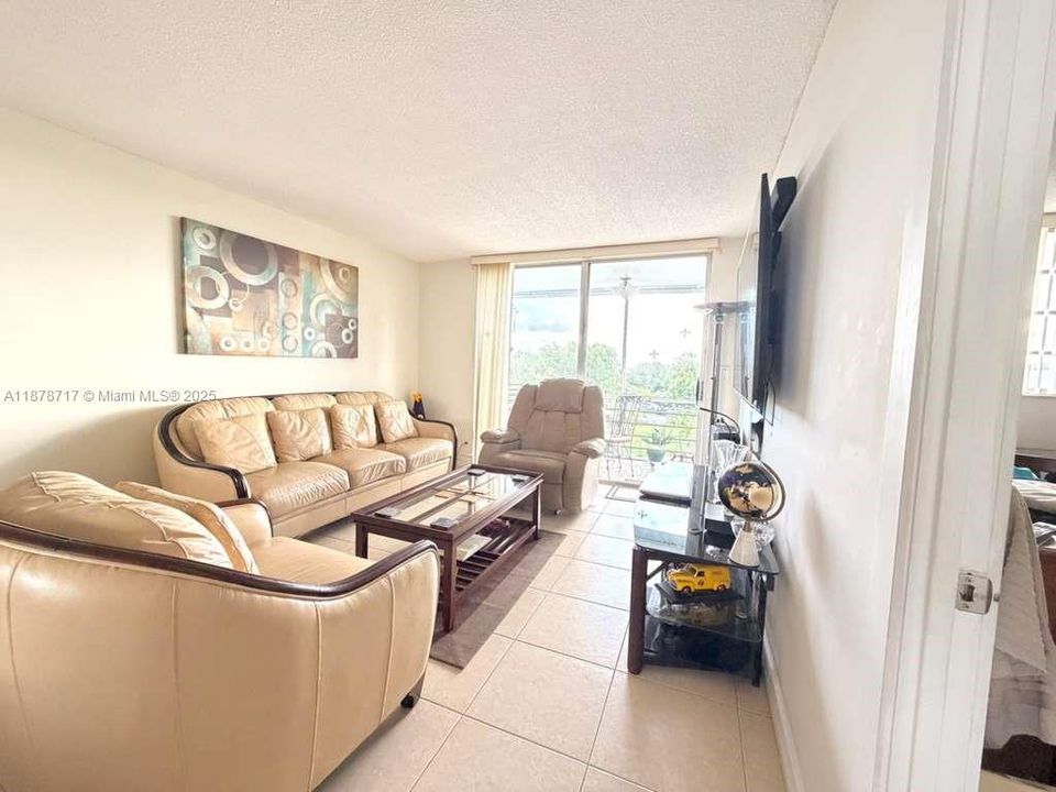 Active With Contract: $179,900 (2 beds, 2 baths, 952 Square Feet)