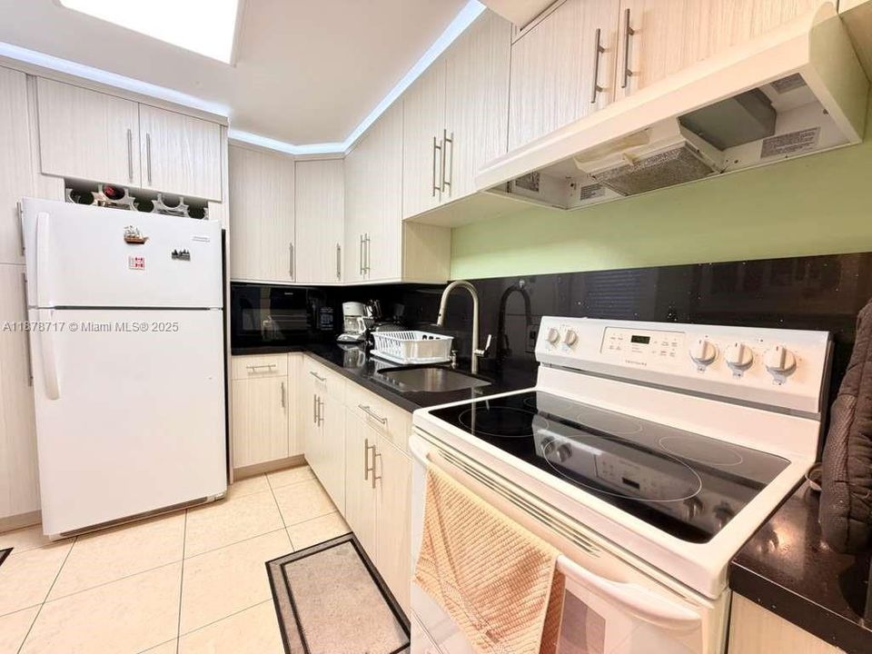 Active With Contract: $179,900 (2 beds, 2 baths, 952 Square Feet)