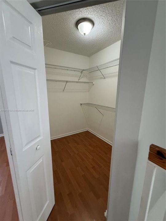 Active With Contract: $240,000 (1 beds, 1 baths, 887 Square Feet)