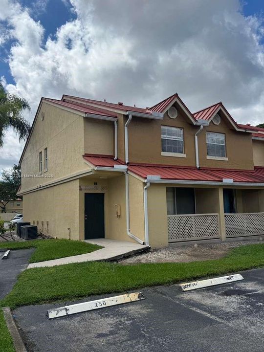 Active With Contract: $240,000 (1 beds, 1 baths, 887 Square Feet)