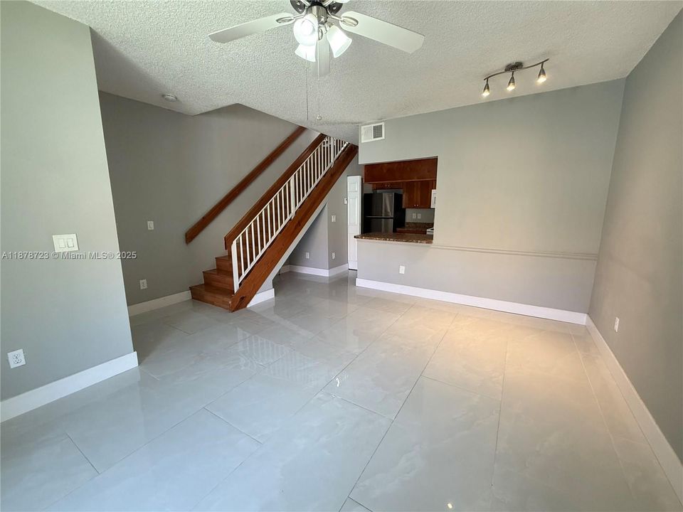 Active With Contract: $240,000 (1 beds, 1 baths, 887 Square Feet)