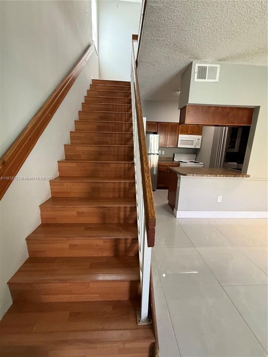 Active With Contract: $240,000 (1 beds, 1 baths, 887 Square Feet)