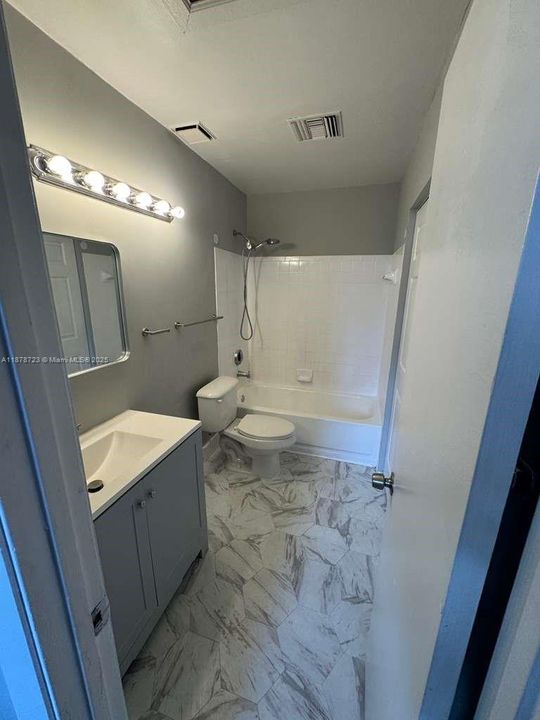 Active With Contract: $240,000 (1 beds, 1 baths, 887 Square Feet)