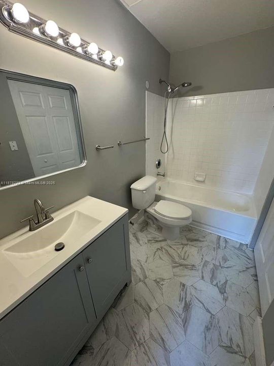 Active With Contract: $240,000 (1 beds, 1 baths, 887 Square Feet)