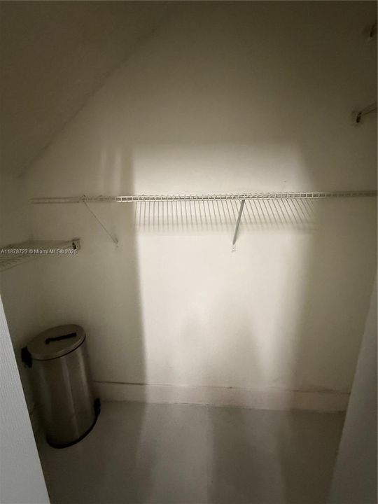 Active With Contract: $240,000 (1 beds, 1 baths, 887 Square Feet)