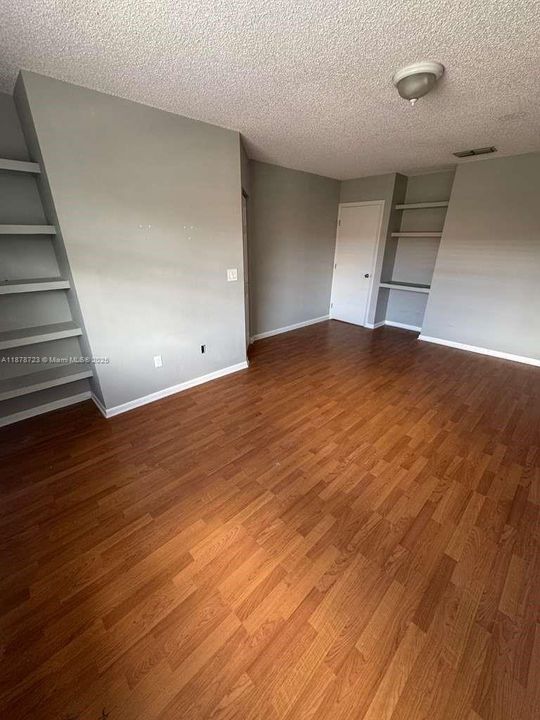 Active With Contract: $240,000 (1 beds, 1 baths, 887 Square Feet)