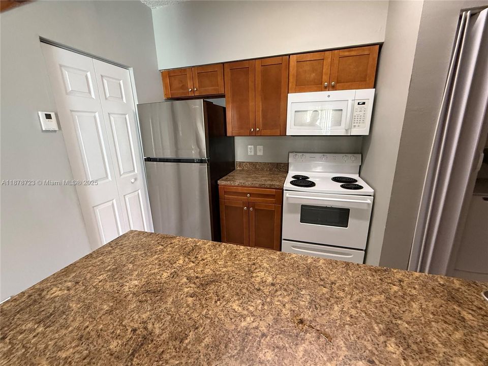 Active With Contract: $240,000 (1 beds, 1 baths, 887 Square Feet)