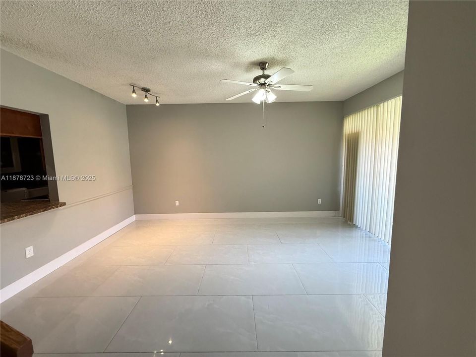 Active With Contract: $240,000 (1 beds, 1 baths, 887 Square Feet)