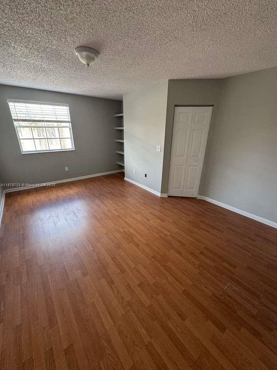 Active With Contract: $240,000 (1 beds, 1 baths, 887 Square Feet)