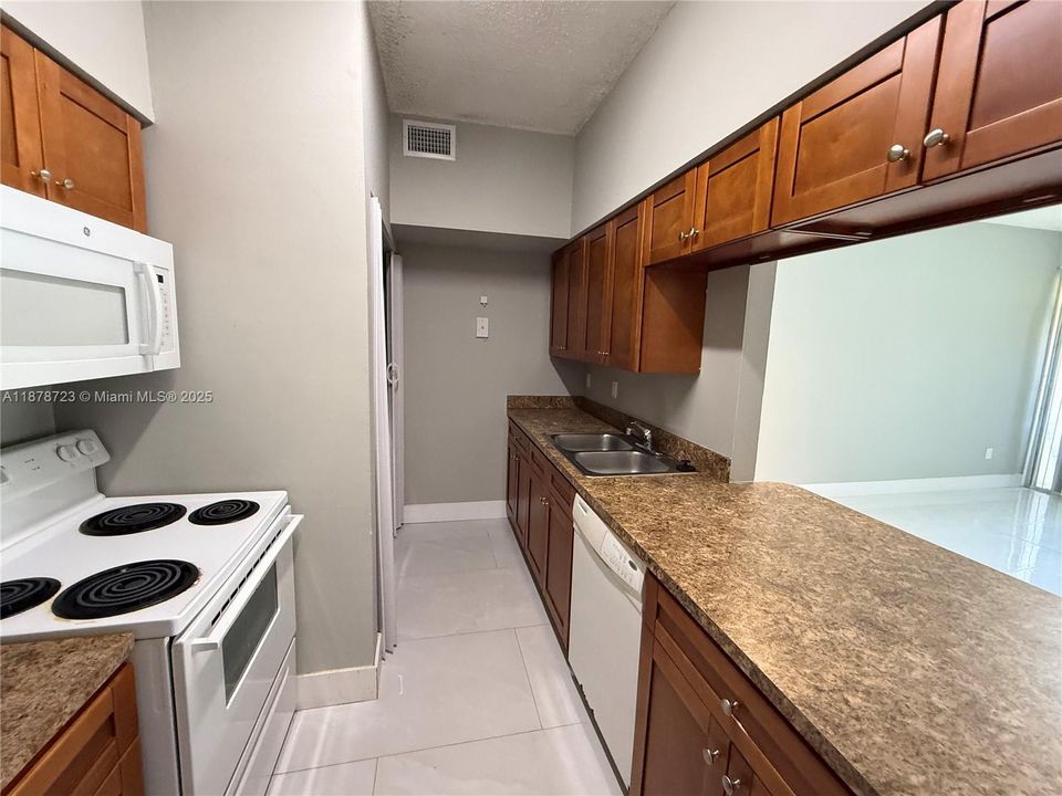 Active With Contract: $240,000 (1 beds, 1 baths, 887 Square Feet)
