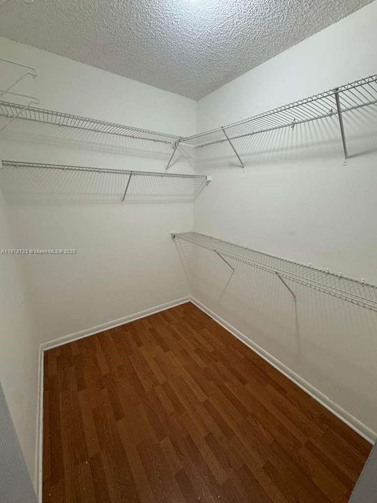 Active With Contract: $240,000 (1 beds, 1 baths, 887 Square Feet)