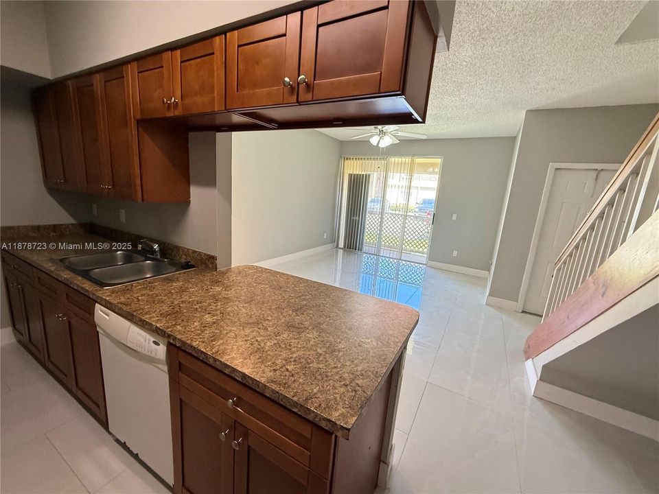 Active With Contract: $240,000 (1 beds, 1 baths, 887 Square Feet)