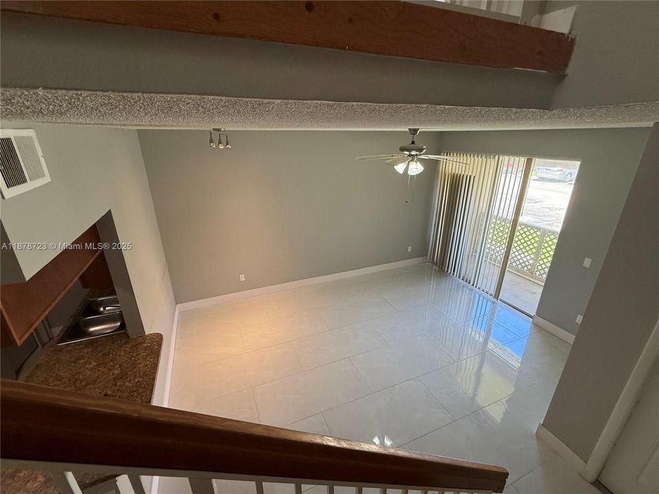 Active With Contract: $240,000 (1 beds, 1 baths, 887 Square Feet)