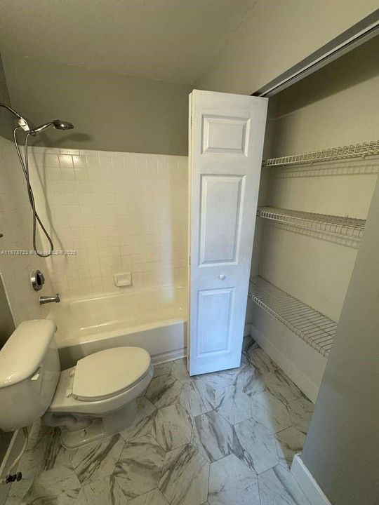 Active With Contract: $240,000 (1 beds, 1 baths, 887 Square Feet)