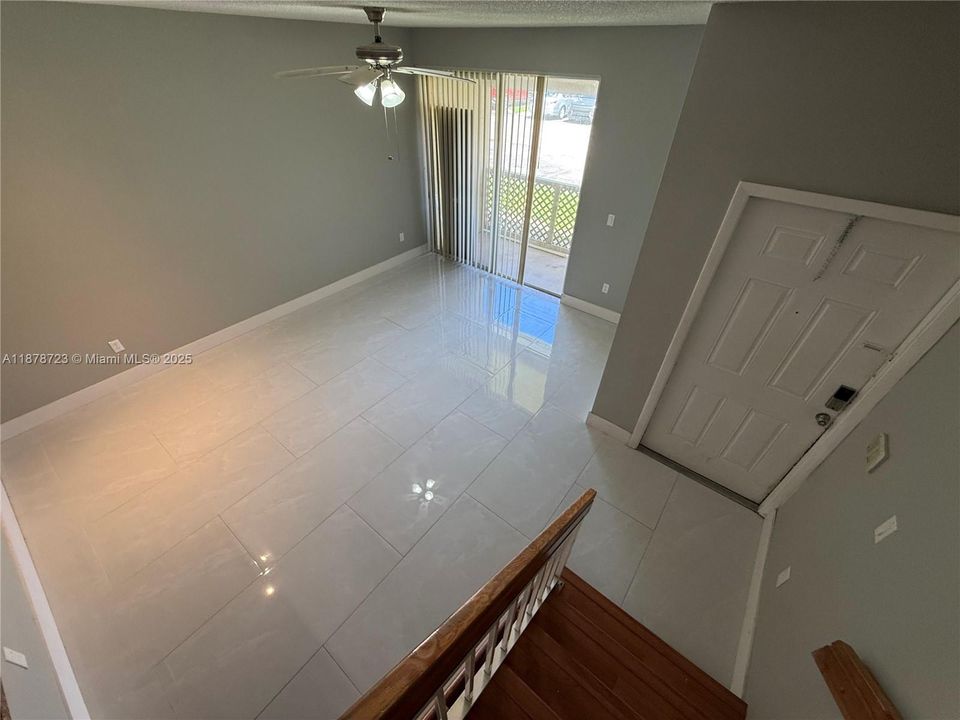 Active With Contract: $240,000 (1 beds, 1 baths, 887 Square Feet)