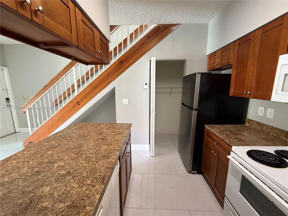 Active With Contract: $240,000 (1 beds, 1 baths, 887 Square Feet)