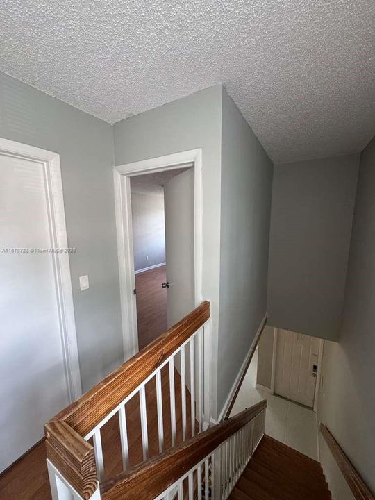 Active With Contract: $240,000 (1 beds, 1 baths, 887 Square Feet)