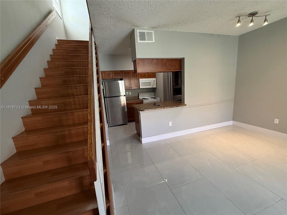 Active With Contract: $240,000 (1 beds, 1 baths, 887 Square Feet)