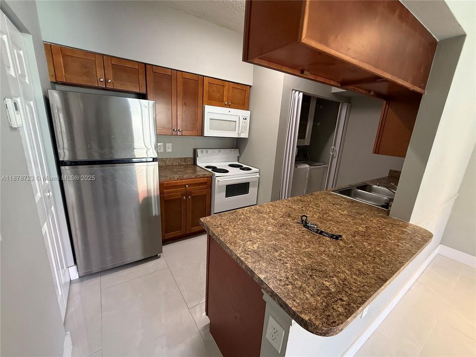 Active With Contract: $240,000 (1 beds, 1 baths, 887 Square Feet)