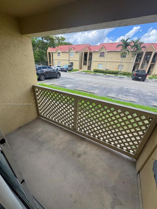 Active With Contract: $240,000 (1 beds, 1 baths, 887 Square Feet)