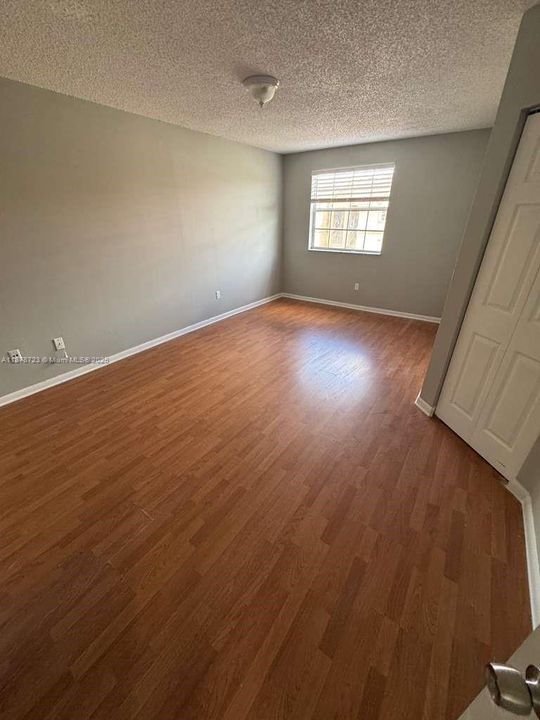 Active With Contract: $240,000 (1 beds, 1 baths, 887 Square Feet)