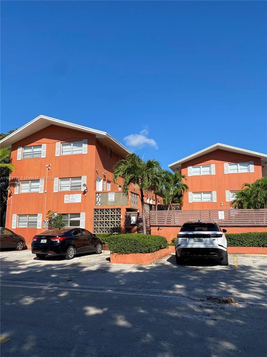 合同活跃: $167,000 (1 贝兹, 1 浴室, 605 平方英尺)