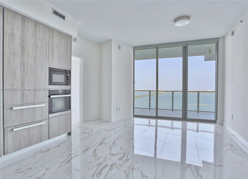 Active With Contract: $5,950 (2 beds, 3 baths, 1293 Square Feet)