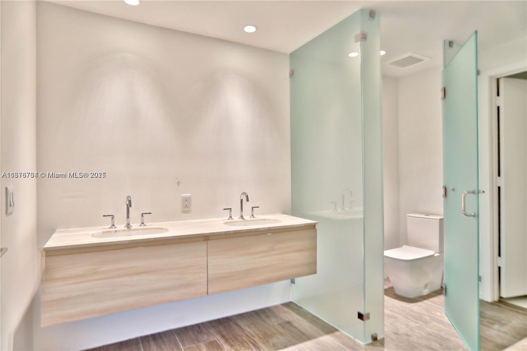 Active With Contract: $5,950 (2 beds, 3 baths, 1293 Square Feet)